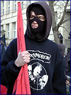 A takhle, dceruško, vypadá anarchista... FOTOGALERIE z demonstrace k výročí 17. 11., proti NATO a kapitalismu