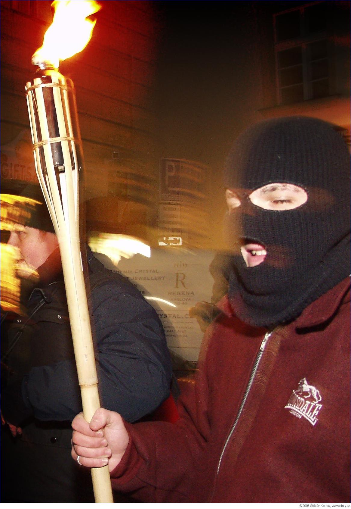 FOTOGALERIE z pochodňového pochodu neonacistů Prahou