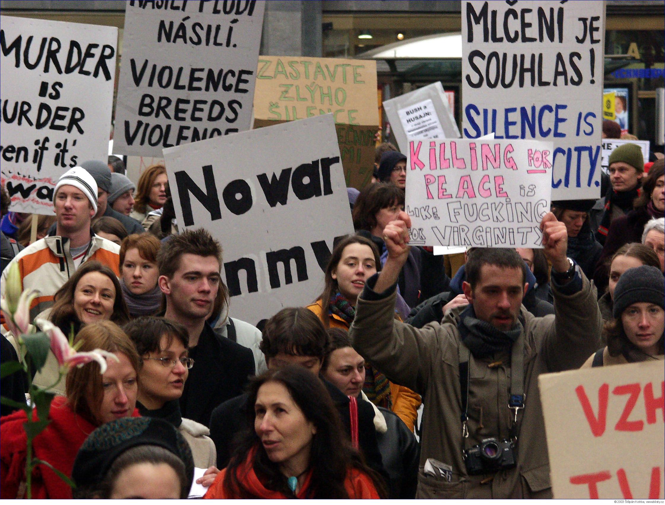 Z demonstrace  proti válce - Praha, 26. 1. 2003