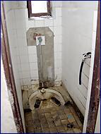 Společný turecký záchod a současně i zdroj vody. Toto zařízení někdo zkolaudoval?