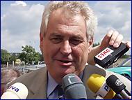 Miloš Zeman před příchodem na jednání ÚVV ČSSD