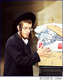 Také ortodoxní Židé pracují. Někdy... - foto: B.Olšer