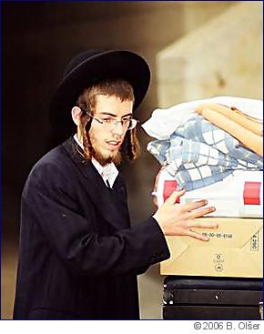 Také ortodoxní Židé pracují. Někdy... - foto: B.Olšer