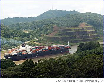 Panamský kanál, kde velké námořní lodě proplouvají tropickým pralesem