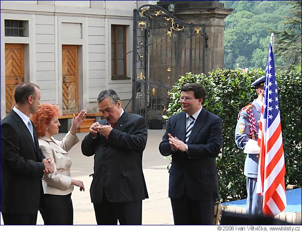 Než přijel Bílý otec z Bílého domu, zapálil ministr zahraničí Karel Schwarzenberg dýmku míru. Pomocné ruce nabídla ministryně obrany Vlasta Parkanová a místopředseda vlády pro evropské záležitosti Alexandr Vondra. (foto Ivan Větvička, 5.6. 2007, Praž