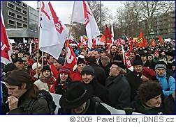 foto z demonstrace proti fašismu v Drážďanech