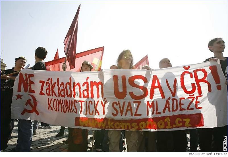 Mladí komunisté na demonstraci proti radaru - Palachovo náměstí - foto: Petr Topič, iDNES.cz