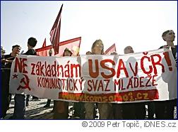 Mladí komunisté na demonstraci proti radaru - Palachovo náměstí - foto: Petr Topič, iDNES.cz