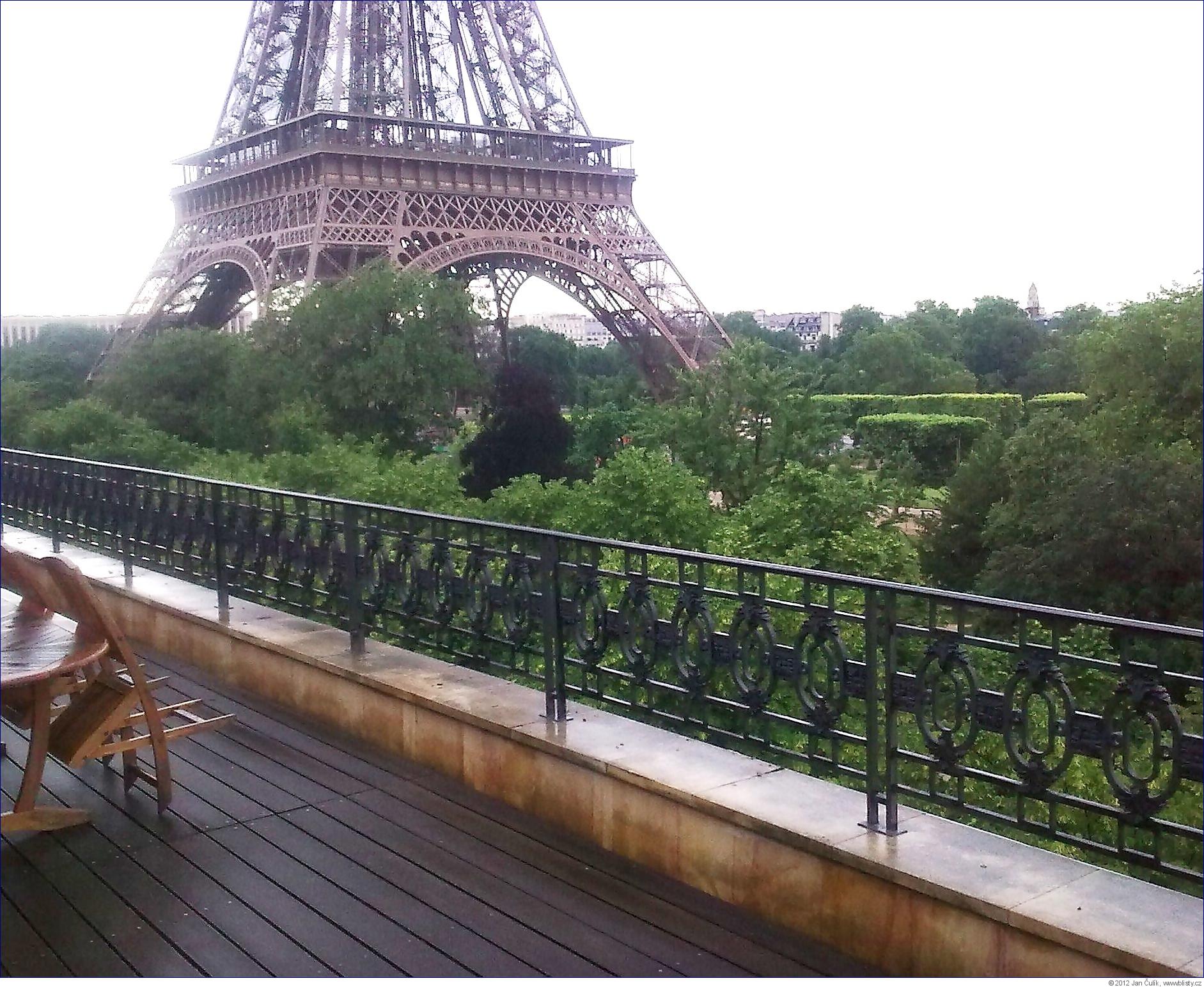 Pohled  z terasy českého velvyslanectví v avenue Charles Floquet v Paříži