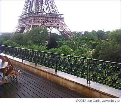 Pohled  z terasy českého velvyslanectví v avenue Charles Floquet v Paříži