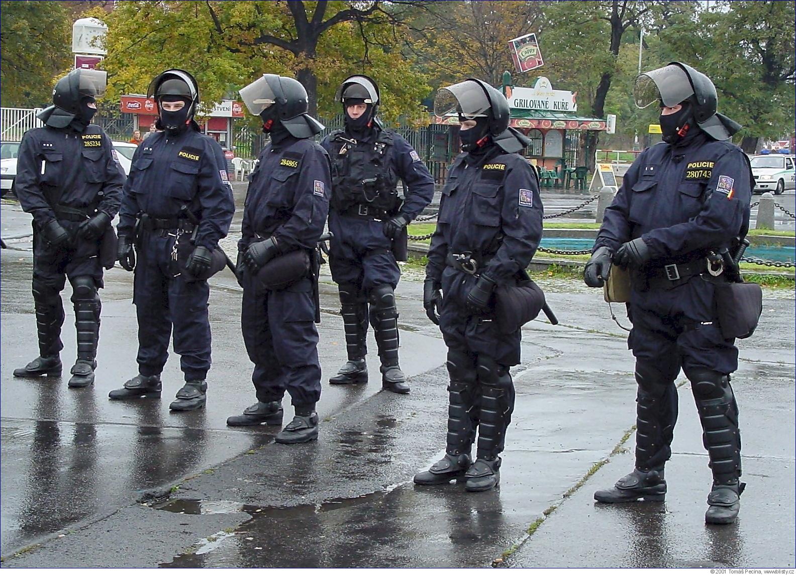 Policisté bez čísel