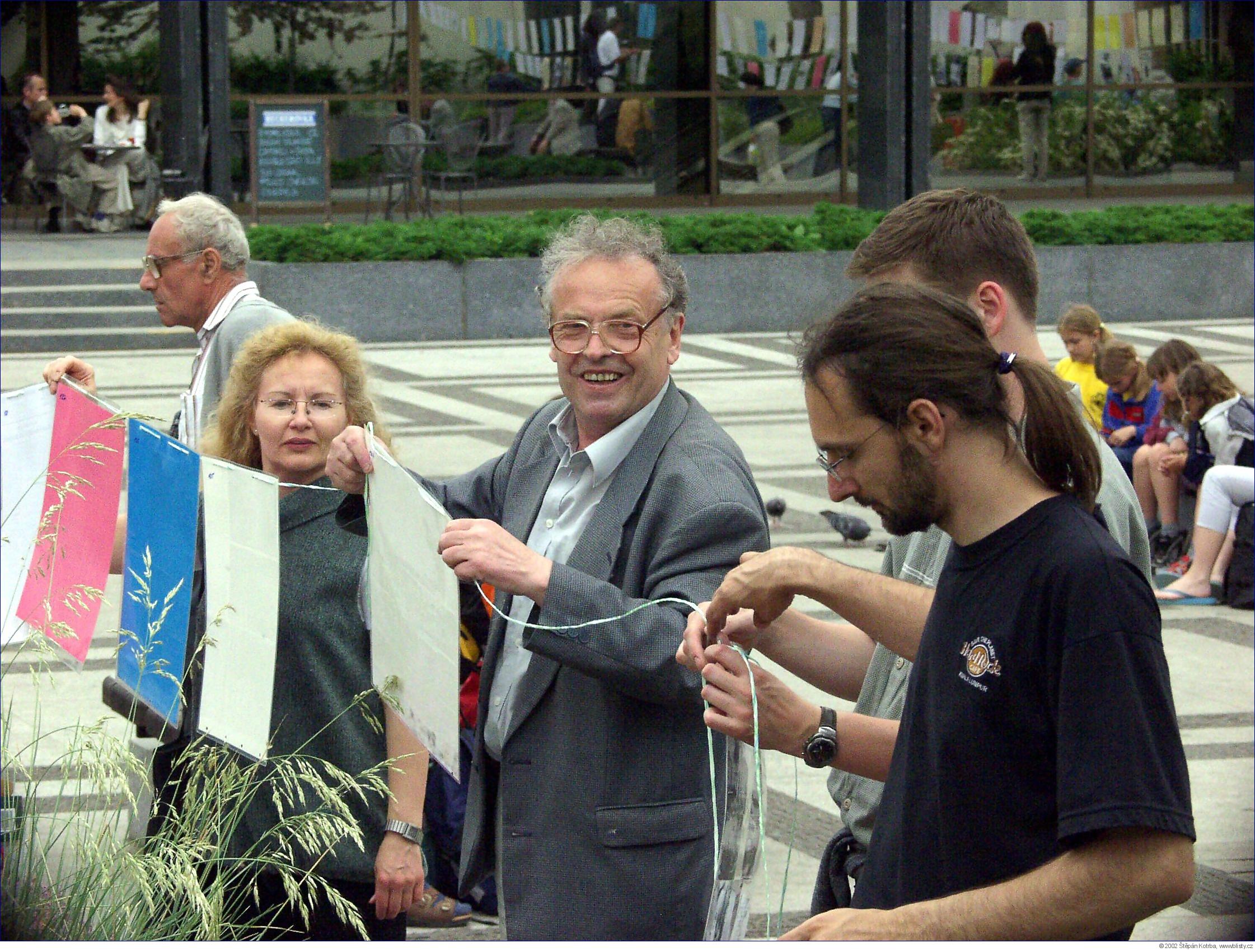 Karel Srp se svými spolupracovníky při instalaci výstavy