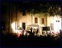 Členové skupiny Čechomor při představení v noci v pátek 2.8. 2002 v hradišťské Redutě. Foto Ema H. Čulík.