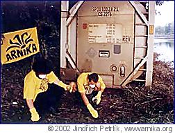 Aktivisté sdružení Arnika odebírají vzorky půdy v okolí sudů u Štěpánského mostu. Foto: Jindřich Petrlík