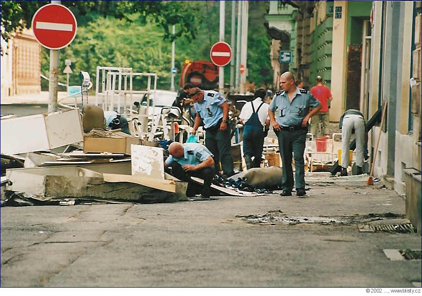 Policie ČR zasahuje v Karlíně. Ve fotogalerii si můžete tuto a další fotografie zvětšit